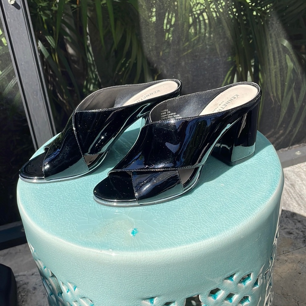 Kenneth Cole Sandals/Slides